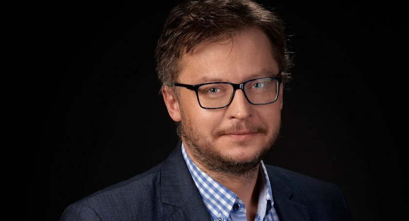 dr n. med. Tomasz Srebnicki, specjalista psychoterapii dzieci i młodzieży, certyfikowany psychoterapeuta poznawczo-behawioralny Polskiego Towarzystwa Terapii Poznawczej i Behawioralnej oraz certyfikowany superwizor-dydaktyk Polskiego Towarzystwa Terapii Poznawczej i Behawioralnej