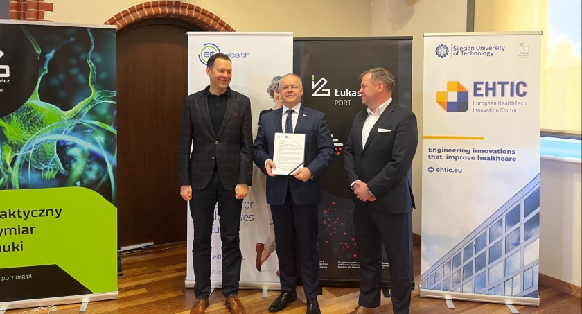  Od lewej: Ferenc Pongrácz, zastępca dyrektora EIT Health InnoStars, Prof. Marek Gzik, szef European HealthTech Innovation Centre, Andrzej Dybczyński, szef Łukasiewicz Research Network, członka EIT Healrh InnoStars’ Supervisory Board