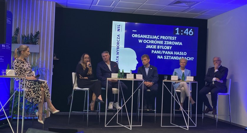 Od lewej Karolina Kowalska prowadząca debatę w NIL,  Marcelina Zawisza, Nowa Lewica, Przemysław Wipler, Konfederacja, Wolność i Niepodległość, Cezary Pakulski, PSL-PL2050 Szymona Hołowni, Beata Małecka – Libera, Koalicja Obywatelska, Bolesław Piecha, Prawo i Sprawiedliwość.