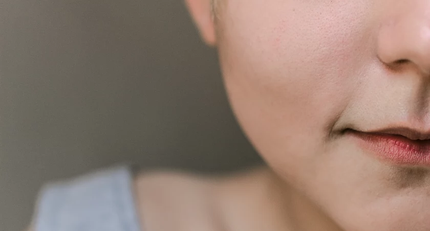 Nowe odkrycie pokazuje, że możliwe jest leczenie trądziku bez naruszania homeostazy całego mikrobiomu skóry. Fot. ilustracyjne / Richard Jaimes / Unsplash