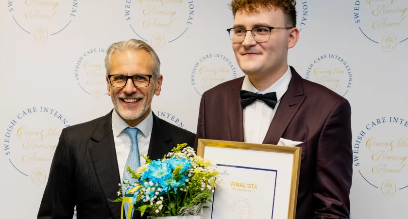 mat. pras. Od lewej Marcin Radziwiłł, Prezes Fundacji Medicover oraz Adrian Nowakowski, laureat Nagrody