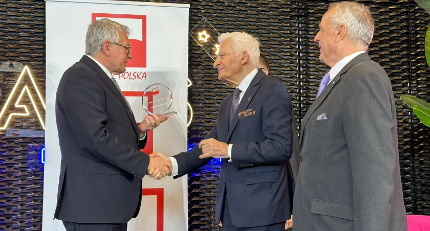 prof. Andrzej Bochenek odbiera wyróżnienie z rąk prof. Jerzego Buzka