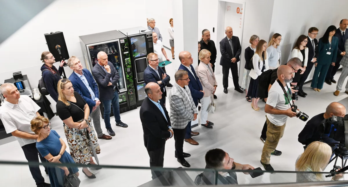 Uczelnie, edukacja, otwiera wytwórnię farmaceutyczną - zdjęcie, fotografia
