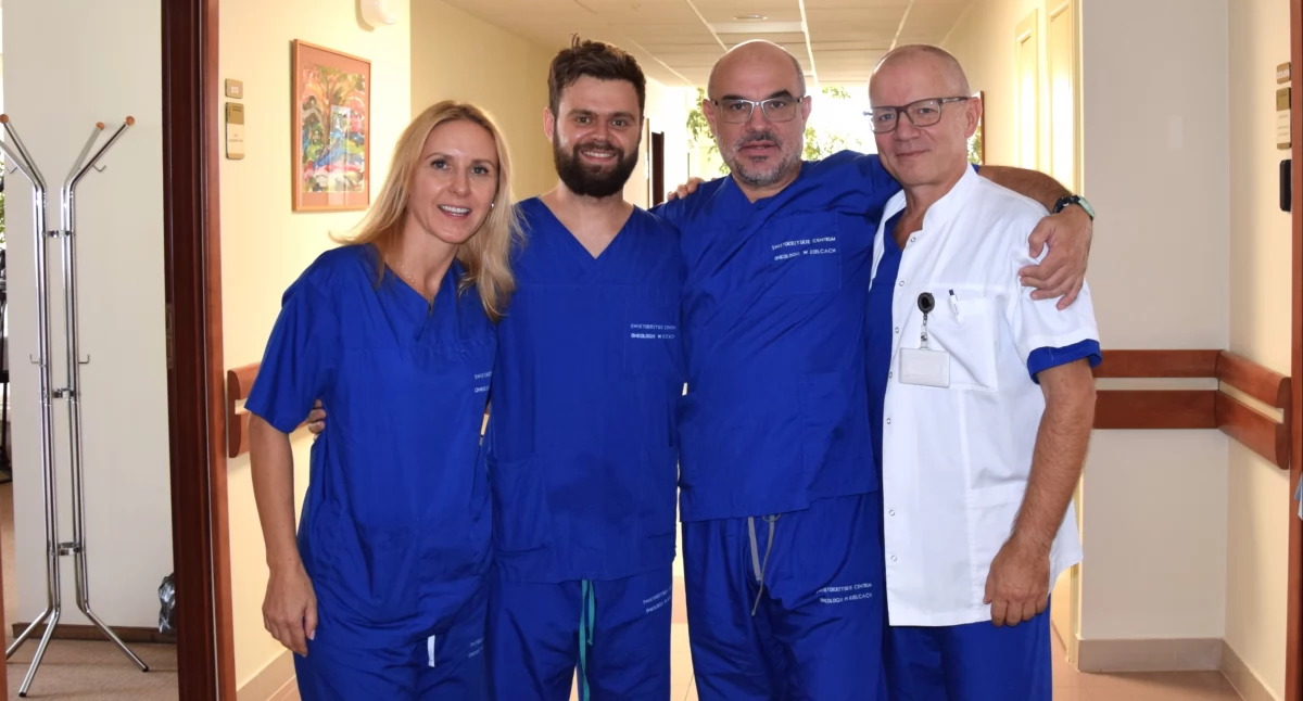 Małgorzata Lenkowska, specjalista wsparcia klinicznego w Synektik (dystrybutor da Vinci w Polsce), dr n.med. Jakub Spałek z Kliniki OCHGiS, prof. dr n. med. Balazs Bendeguz Lorincz, specjalista chirurgii głowy i szyi, chirurgii onkologicznej i rekonstrukcyjnej, Kierownik Kliniki Chirurgii Głowy i Szyi Wspomaganej Robotem w Agaplesion Markus Krankenhaus, we Frankfurcie nad Menem, dr n.med. Sławomir Okła, kierownik Kliniki Otolaryngologii, Chirurgii Głowy i Szyi ŚCO