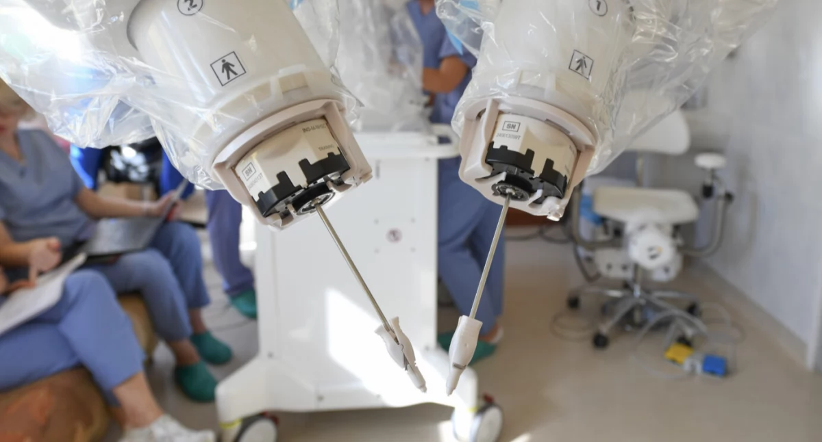 Szpitale, instytuty, Pierwsza Polsce operacja użyciem nowoczesnego robota mikrochirurgicznego - zdjęcie, fotografia