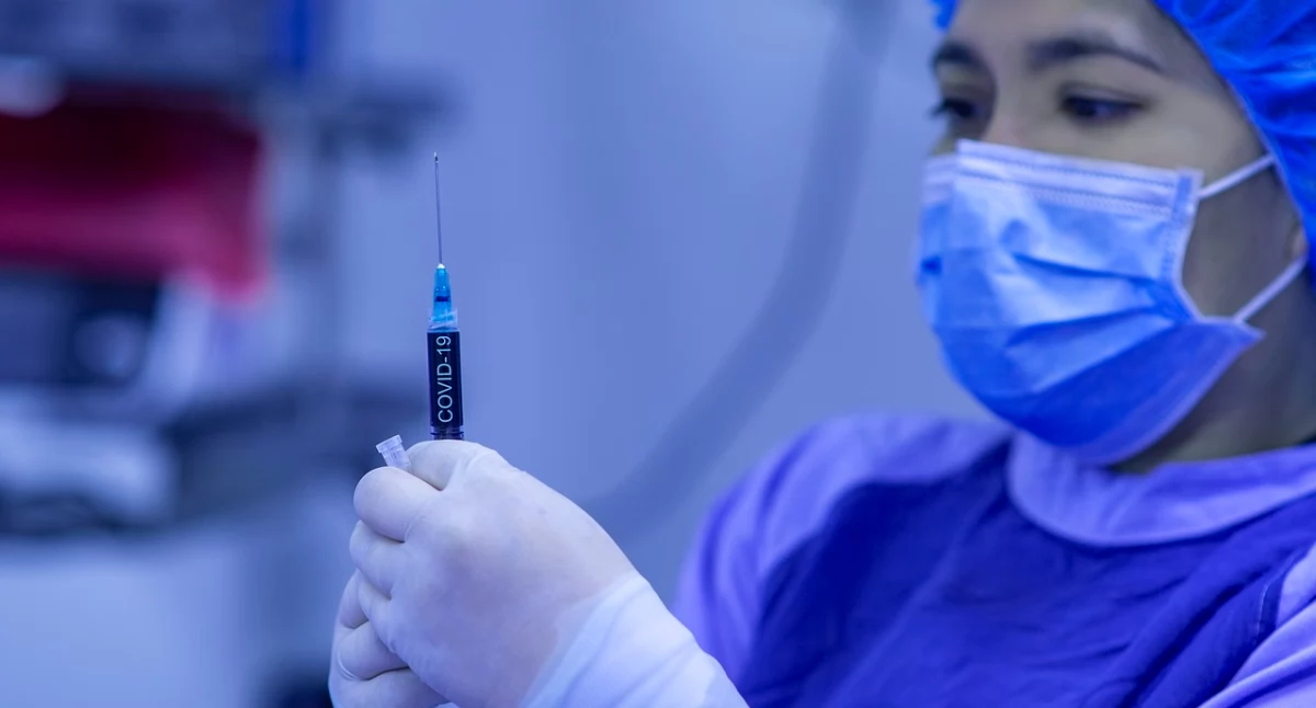 Zdrowe życie, Dawka przypominająca osób ruszają szczepienia przeciwko COVID - zdjęcie, fotografia