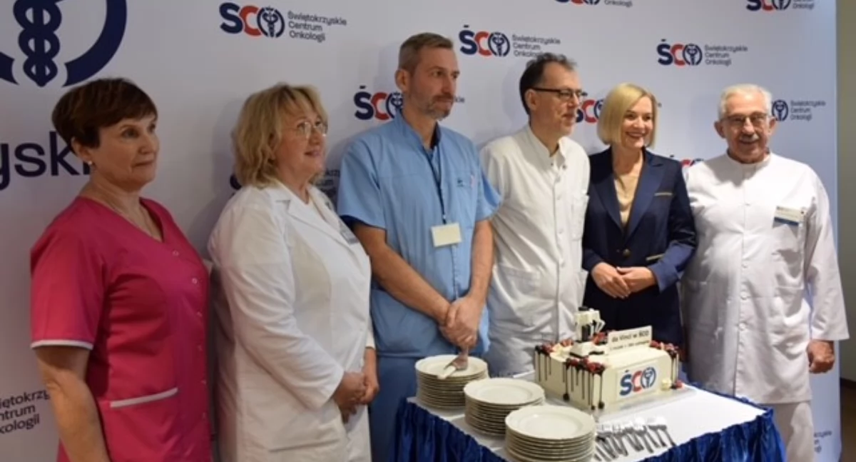 Joanna Niechciał - koordynator Bloku Operacyjnego, dr n. med. Jolanta Smok-Kalwat - zastępca dyrektora ŚCO ds. klinicznych, dr n. med. Mateusz Obarzanowski - zastępca kierownika Kliniki Urologii, dr n. med. Marcin Misiek - kierownik Kliniki Ginekologii, Renata Janik - marszałek województwa świętokrzyskiego, prof. dr hab. n. med. Stanisław Góźdź - dyrektor Świętokrzyskiego Centrum Onkologii