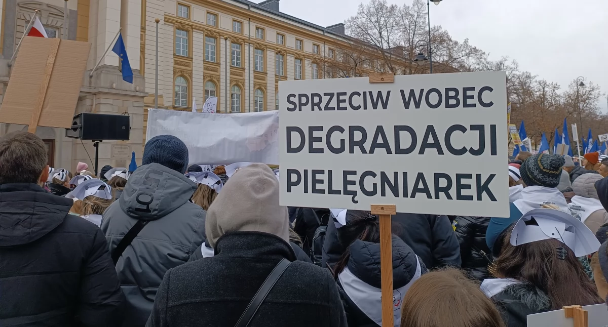 W Polsce, Pielęgniarki protestowały premierem spotkały - zdjęcie, fotografia