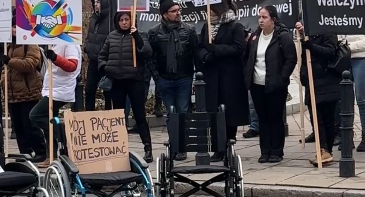 Zawody medyczne, Gorąco Sejmem protest fizjoterapeutów - zdjęcie, fotografia