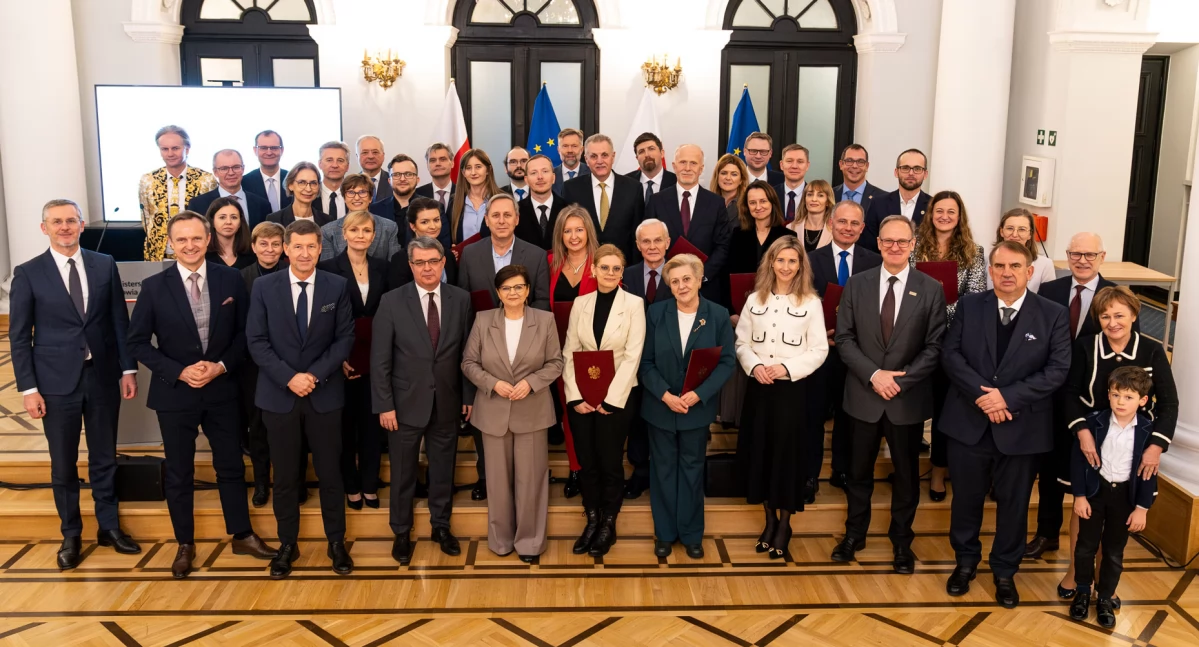 Raporty, analizy, rankingi, Minister Zdrowia nagrodziła nauczycieli akademickich Wśród laureatów sześciu dydaktyków - zdjęcie, fotografia
