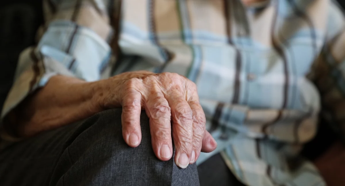 Badania kliniczne, Urządzenia noszone ciele mogą przewidzieć letnie ryzyko upadków osób Parkinsonem - zdjęcie, fotografia