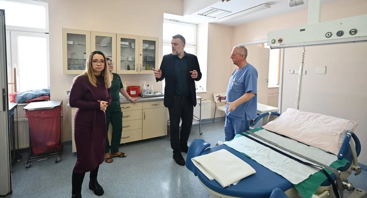 W rządzie, w parlamencie , Zandberg Szpital leczyć zbierać punkty Ministerstwa - zdjęcie, fotografia