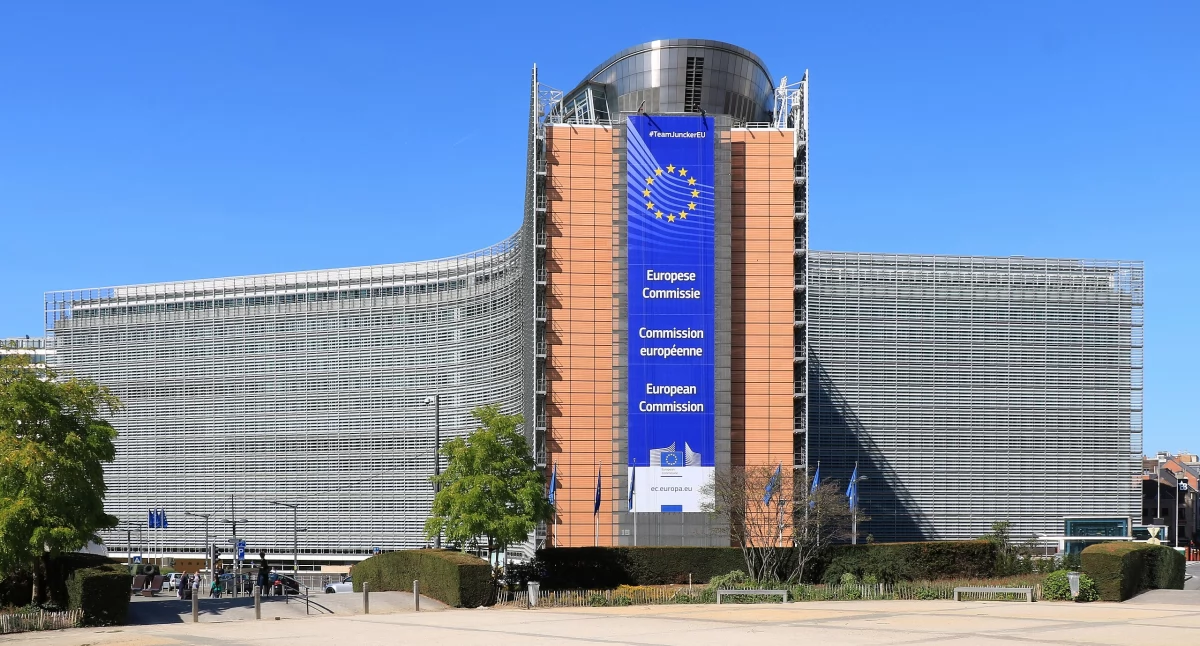 Na świecie, Bruksela wspiera walkę Belgii papierosami Komisja Europejska zaakceptowała belgijski zakaz sprzedaży jednorazówek - zdjęcie, fotografia