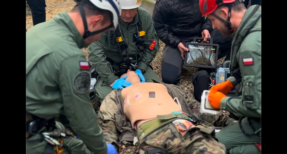 W Polsce, Akcja ratunkowa helikoptera ogniu wyglądał trening medyczny pokładzie śmigłowca - zdjęcie, fotografia