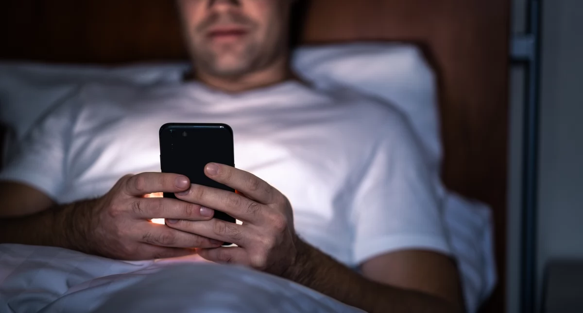 Zdrowe życie, Smartfony kontra nocne scrollowanie zabiera odpoczynek - zdjęcie, fotografia