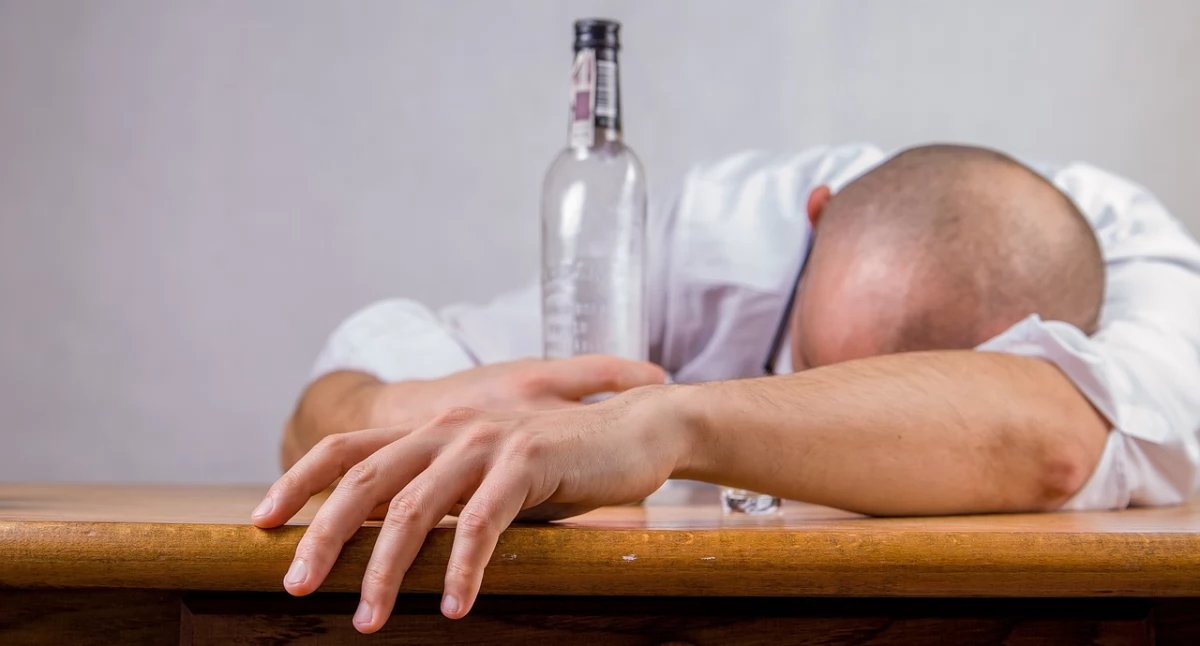 Rehabilitacja, fizjoterapia, wypłaca miliony złotych renty alkoholowe - zdjęcie, fotografia
