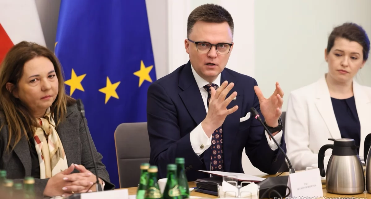 W rządzie, w parlamencie , smartfonami szkołach Hołownia rusza inicjatywą - zdjęcie, fotografia