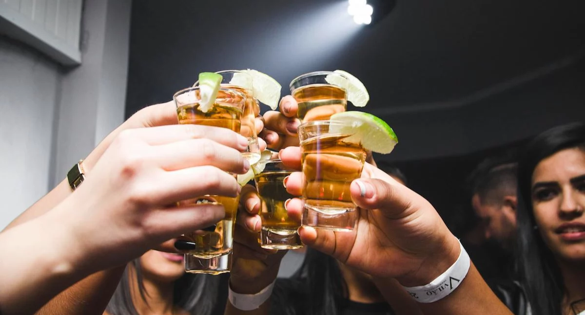 Zdrowe życie, Prawda alkoholu wśród młodych Polaków nieletnich zdobywa alkohol żadnych konsekwencji - zdjęcie, fotografia