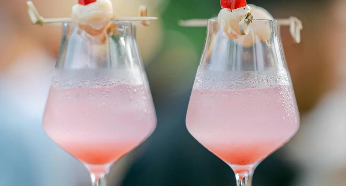 Zdrowe życie, Reklamy rodzice bezalkoholowe Dlaczego dzieci łatwo sięgają alkohol - zdjęcie, fotografia