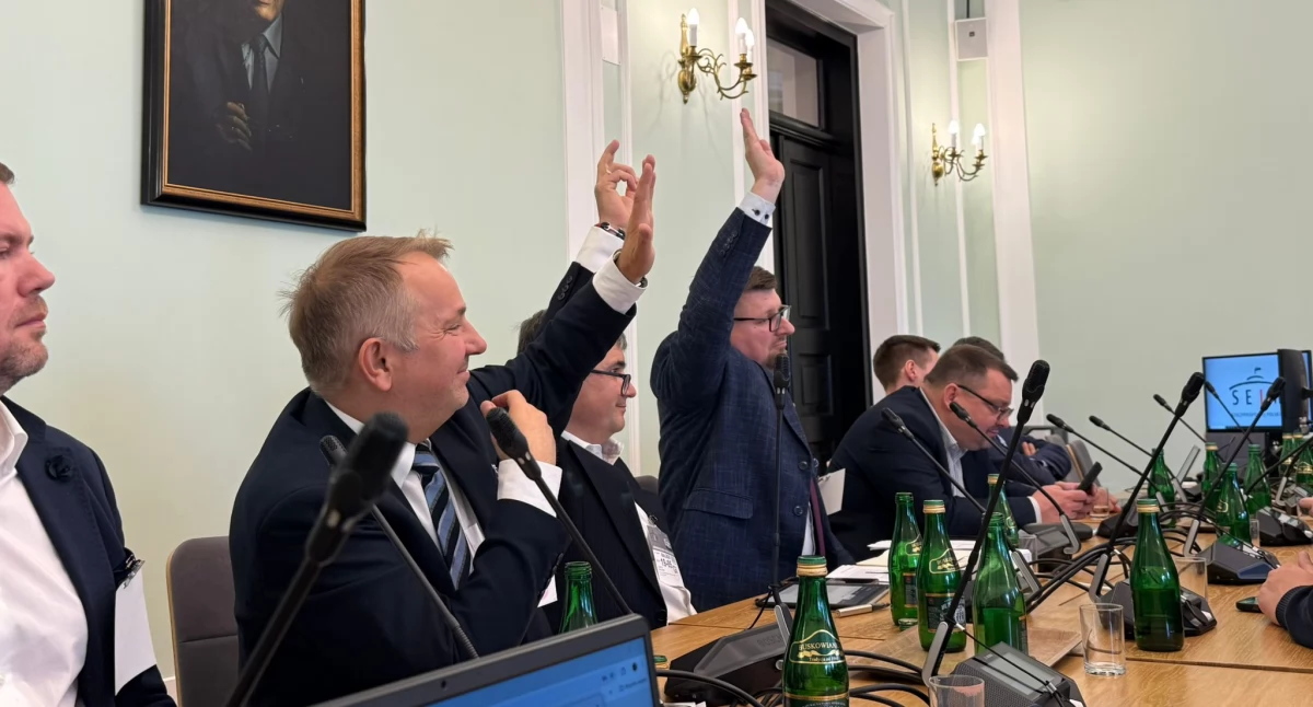 Legislacja, Trzecie posiedzenie zespołu aptecznego dyskusja migracji aptek prawie własności finansowaniu - zdjęcie, fotografia