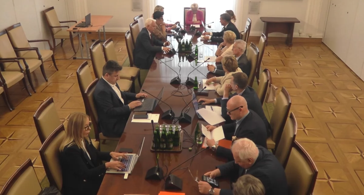 Legislacja, Mniej papierologii więcej czasu pacjenta Senat popiera uproszczenie procedury występowania próbki leków - zdjęcie, fotografia