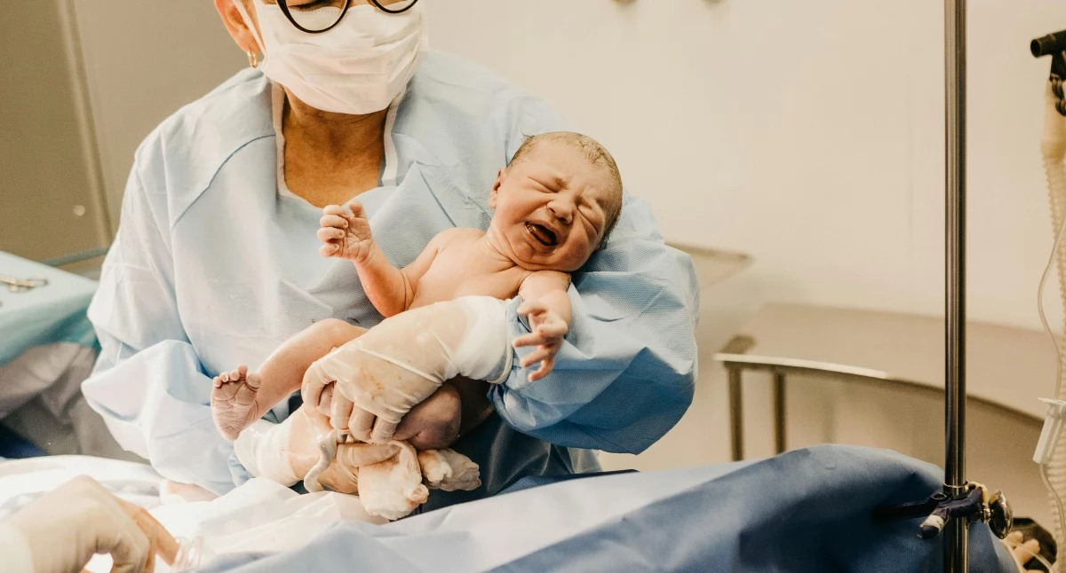 Szpitale, instytuty, Porodówka Lesku zostaje razie Minister zdrowia uspokaja protestujących dług szpitala rośnie - zdjęcie, fotografia
