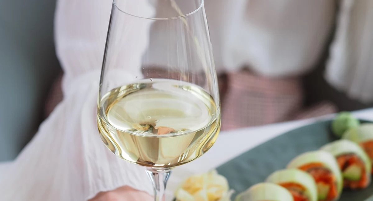 Raporty, analizy, rankingi, Drink relaksu Młode Polki częściej sięgają alkohol rzadko mówią mają problem - zdjęcie, fotografia