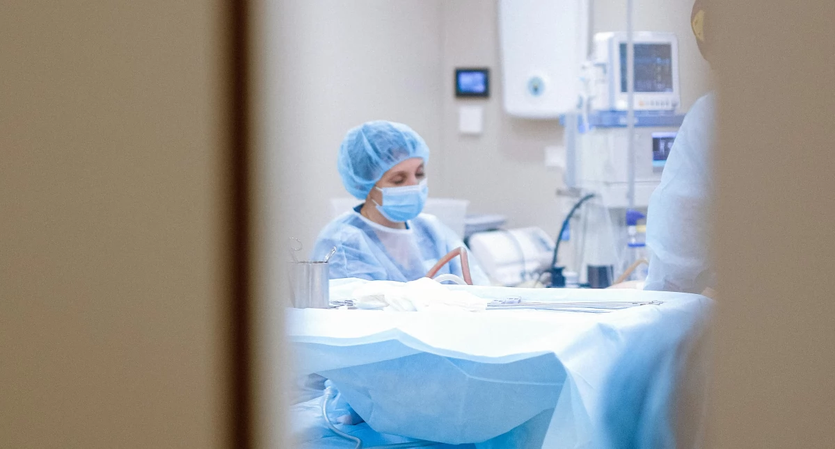 Szpitale, instytuty, Szpital „sprzedaje” pracowników maszyny Wrocławski idzie outsourcing personel alarmuje „Nie jesteśmy robotami!” - zdjęcie, fotografia