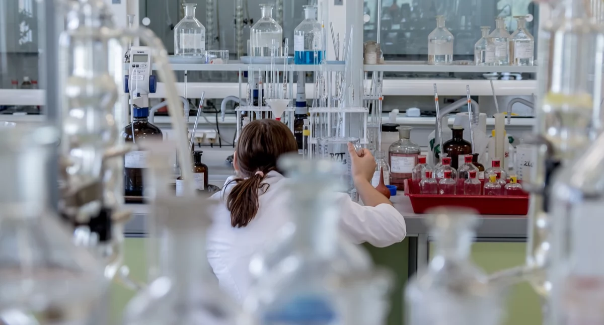 Trendy, Katowickie badaczki opracowały biologiczny preparat oczyszczania ścieków leków fenoli - zdjęcie, fotografia