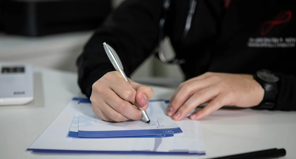 W Polsce, Ogólnopolski Strajk Kobiet nagłaśnia sprawę Górnickiego który stanie przed sądem Wypisywał recepty pigułki „dzień po” upokarzających pytań - zdjęcie, fotografia