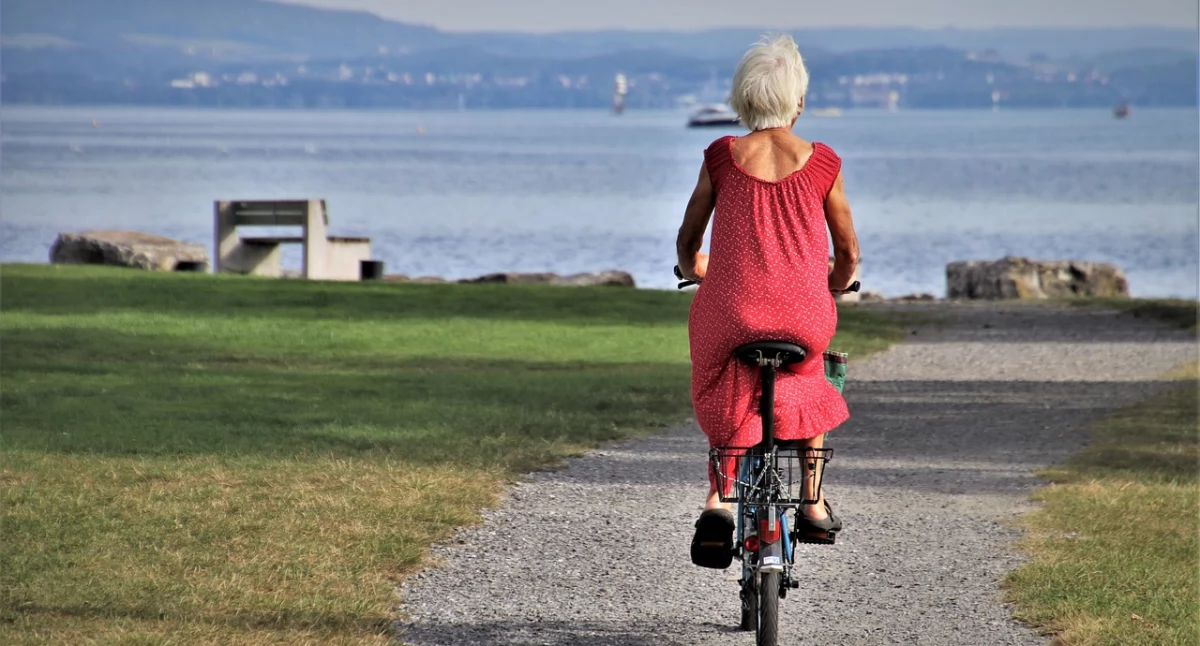 Firmy i instytucje, Ponad drodze seniorów wypłaca czternastki przed weekendem - zdjęcie, fotografia