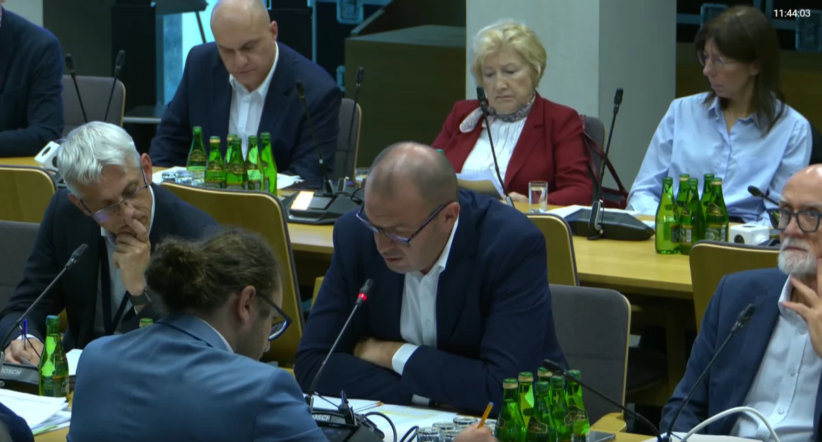 W rządzie, w parlamencie , Sprawozdanie straty wydatki opinia Komisji Zdrowia - zdjęcie, fotografia