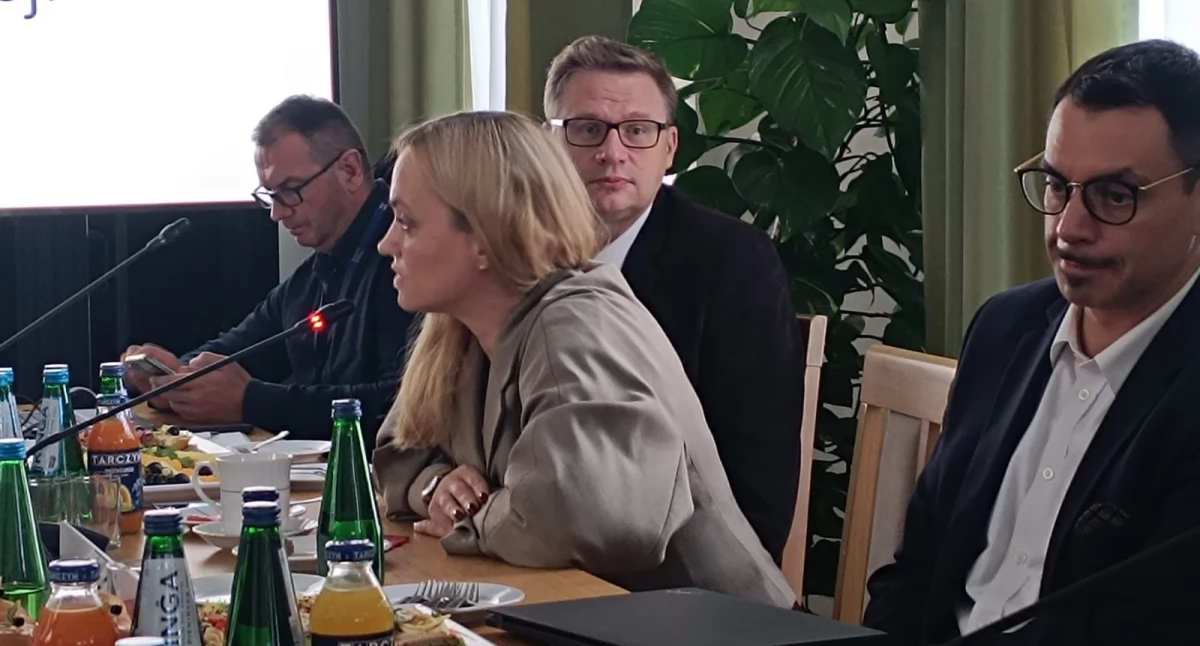 Na zdjęciu m.in.: minister zdrowia Jolanta Sobierańska-Grenda, dyr. generalny MZ Konrad Korbiński (od prawej), rzecznik prasowy MZ Jakub Gołąb. Foto: Małgorzata Hnat/politykazdrowotna.com