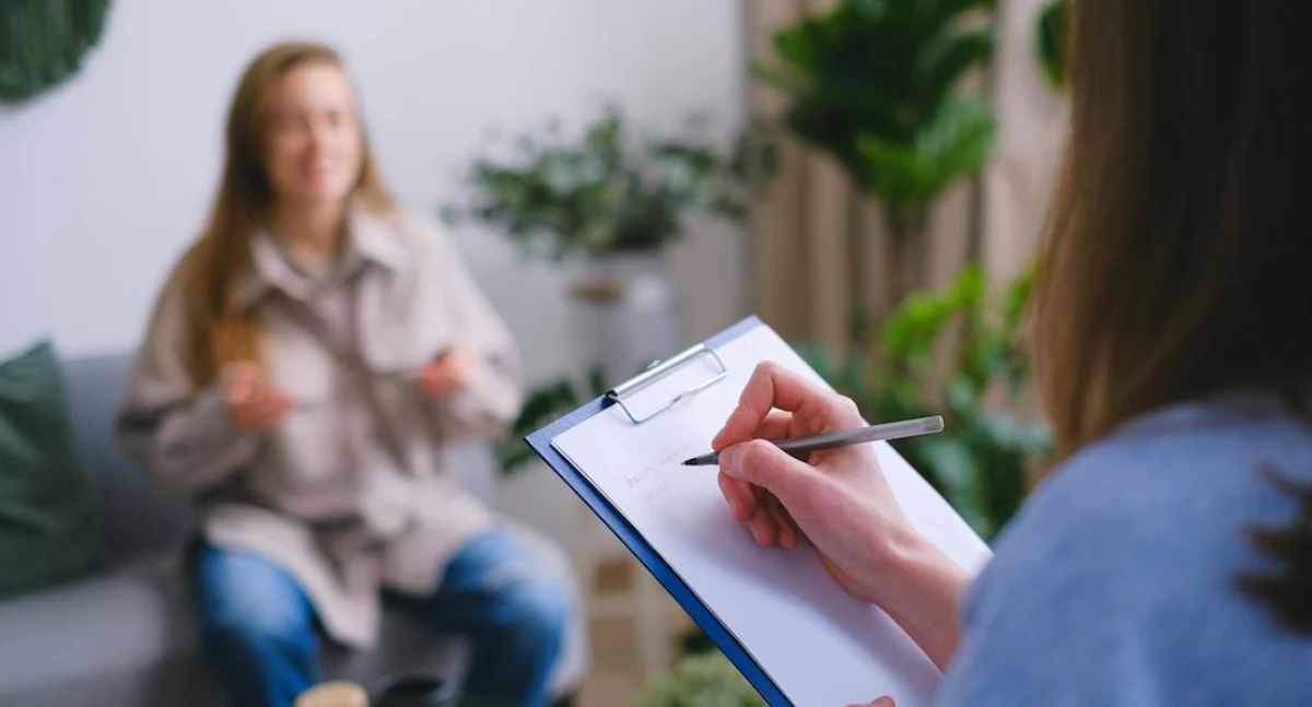 Ludzie, Organizacje psychoterapeutyczne żądają odwołania krajowego konsultanta Zarzucają opóźnienia konflikt interesów - zdjęcie, fotografia