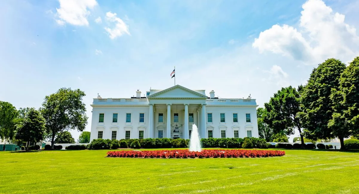 Firmy i instytucje, Administracja Trumpa zwalnia dziesiątki pracowników czasie rządowego paraliżu - zdjęcie, fotografia