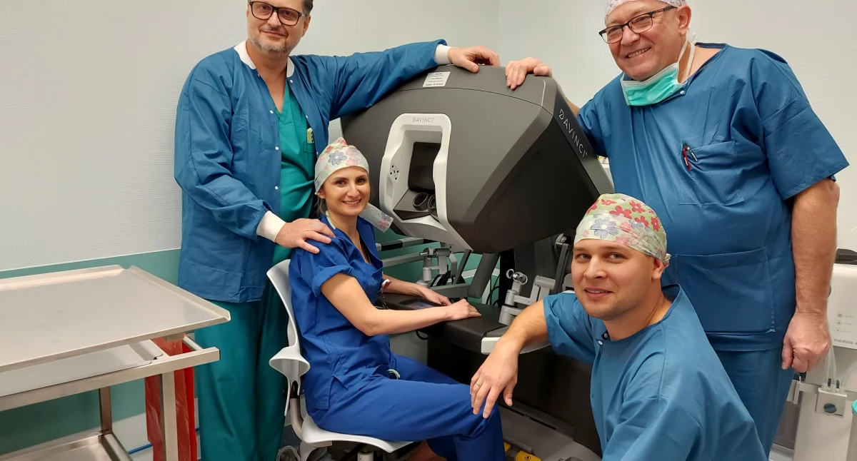 dr hab. n. med. Paweł Rybojad - kierownik Kliniki Chirurgii Klatki Piersiowej, dr Aleksandra Czarnecka, dr Sławomir Pawelec - zastępca kierownika kliniki, Tomasz Bąk, przedstawiciel ds. klinicznych Synektik