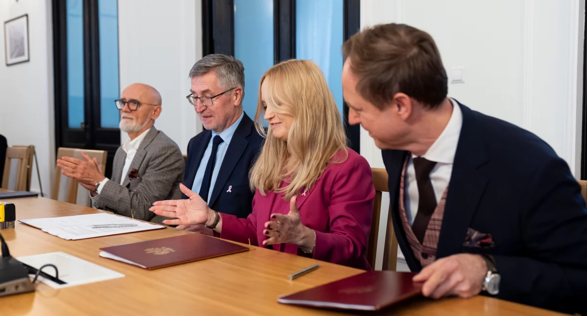 Podpisanie umowy na rozbudową i modernizację Uniwersyteckiego Szpitala Klinicznego w Białymstoku. Foto. MZ