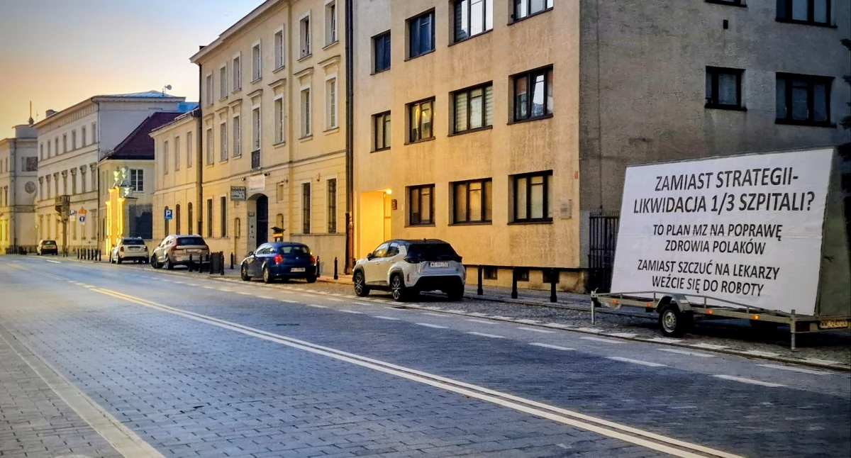 Laweta postawiona przed siedzibą MZ. Foto. NIL