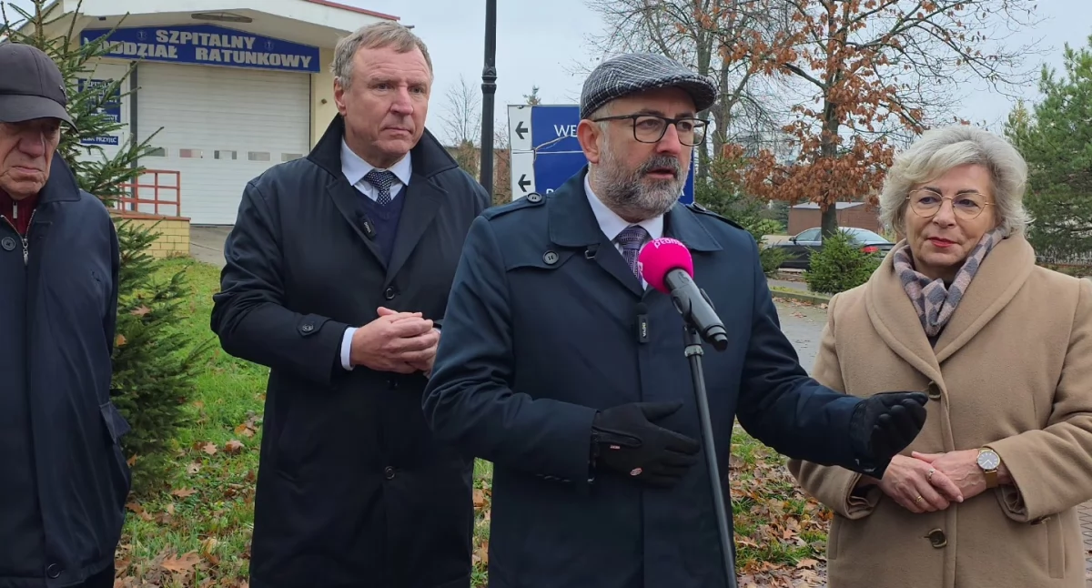 Senator PiS Krzysztof Bieńkowski przed szpitalem w Płońsku. Foto. Facebook