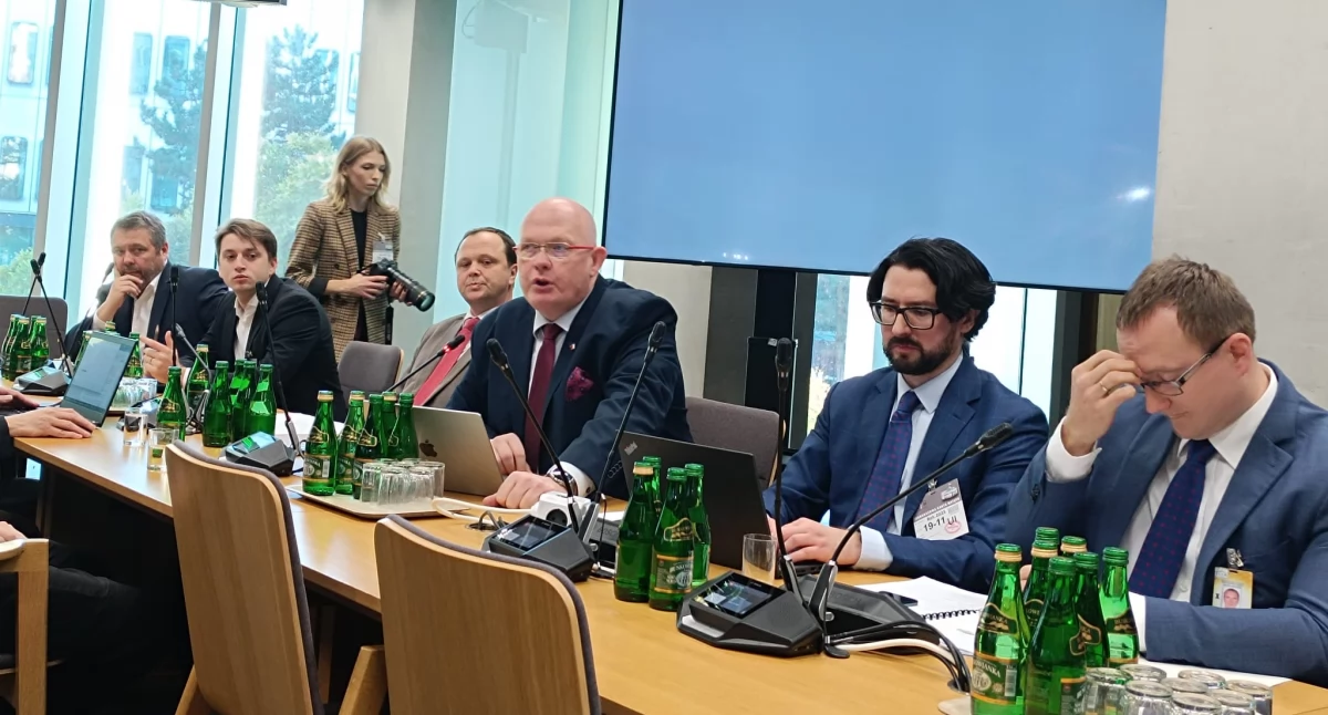 Posiedzenie sejmowych komisji do Spraw Dzieci i Młodzieży oraz Komisji Cyfryzacji dotyczące uzależnienia dzieci od gier hazardowych. W środku: wiceminister cyfryzacji Michał Gramatyka. Foto: Małgorzata Hnat/PolitykaZdrowotna.com
