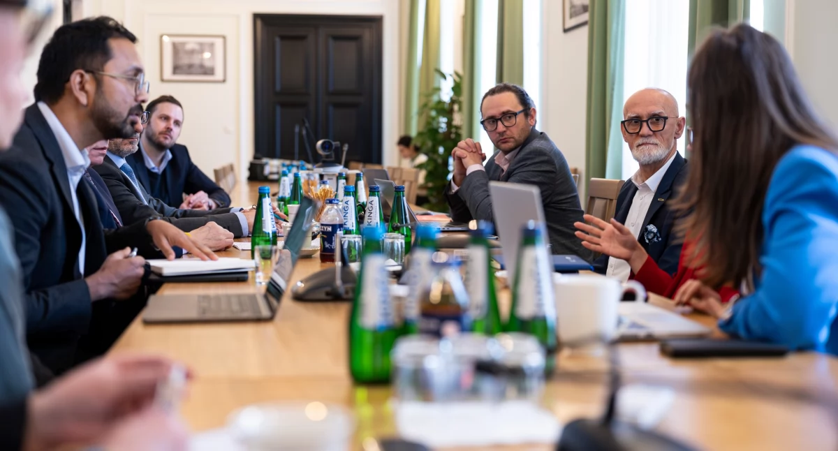 Wiceminister zdrowia Tomasz Maciejewski podczas spotkania z przedstawicielami Banku Światowego. Foto: MZ/Gox.pl