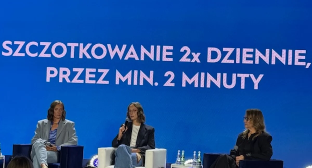 Na zdjęciu (od lewej): Iga Światek, Agata Świątek, prof. Marzena Dominiak, prezes Polskiego Towarzystwa Stomatologicznego. Foto: Ewa Bałdyga/PolitykaZdrowotna.com