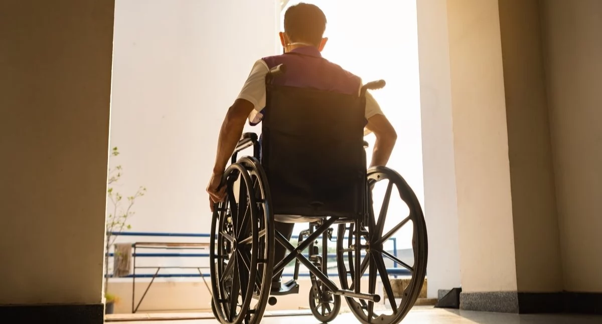 Wózek czy łóżko rehabilitacyjne osoba z niepełnosprawnością może wypożyczyć. Foto. Canva