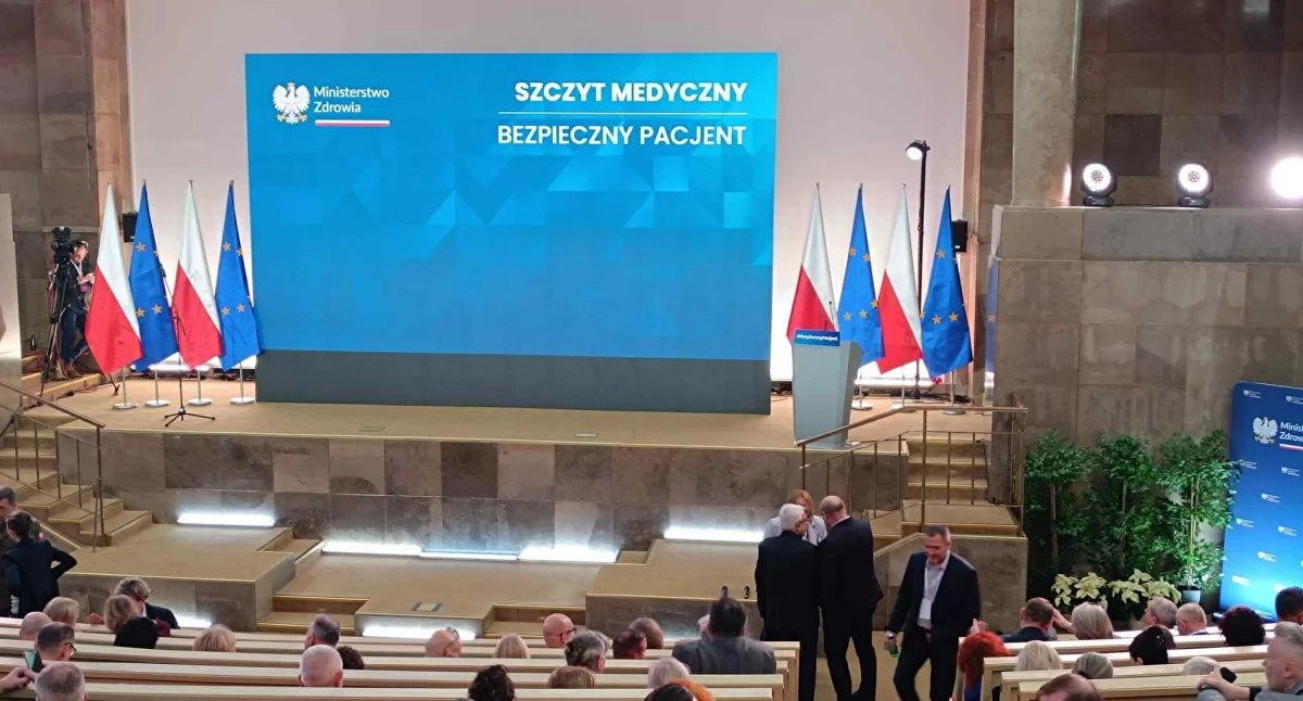 Ludzie, Donald zapewnia Fundusz „nie bankrutem” Wykluczył podniesienie składki zdrowotnej - zdjęcie, fotografia