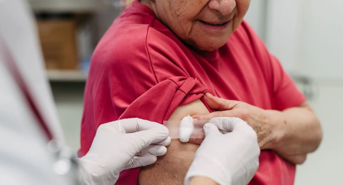 Do końca listopada 2025 r. zaszczepiło się dokładnie 2 000 744 osób. Foto. Canva