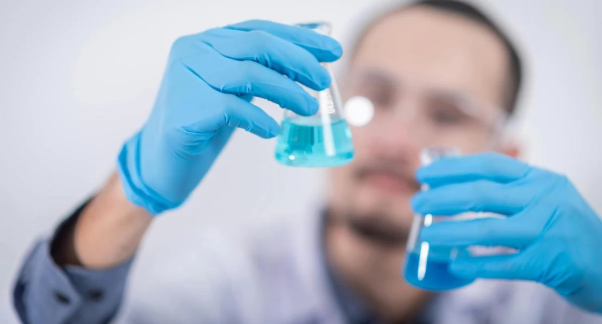 Celem projektu jest opracowanie innowacyjnej usługi do identyfikacji związków terapeutycznych, działających poprzez oddziaływanie z ludzkimi białkami lub mRNA. Foto. Pexels.com