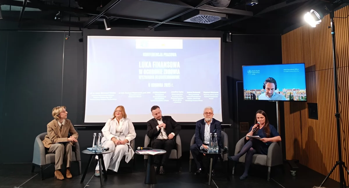 Od lewej: dr Nino Berdzuli z WHO, dr hab. n. med. Barbara Więckowska z MZ, Wojciech Wiśniewski z Federacji Przedsiębiorców Polskich, dr n. med. Bernard Waśko z NIZP PZH i prowadząca 
