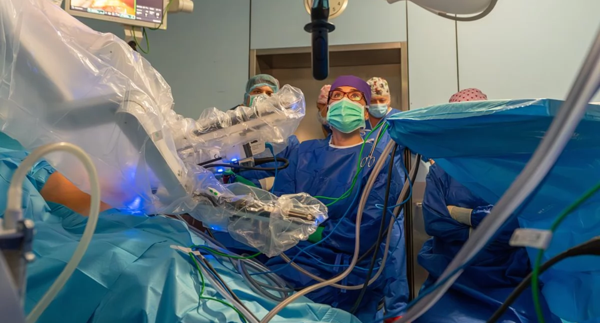 Operacja z użyciem robota da Vinci piątej generacji, fot. szpitalmedicover.prowly.com