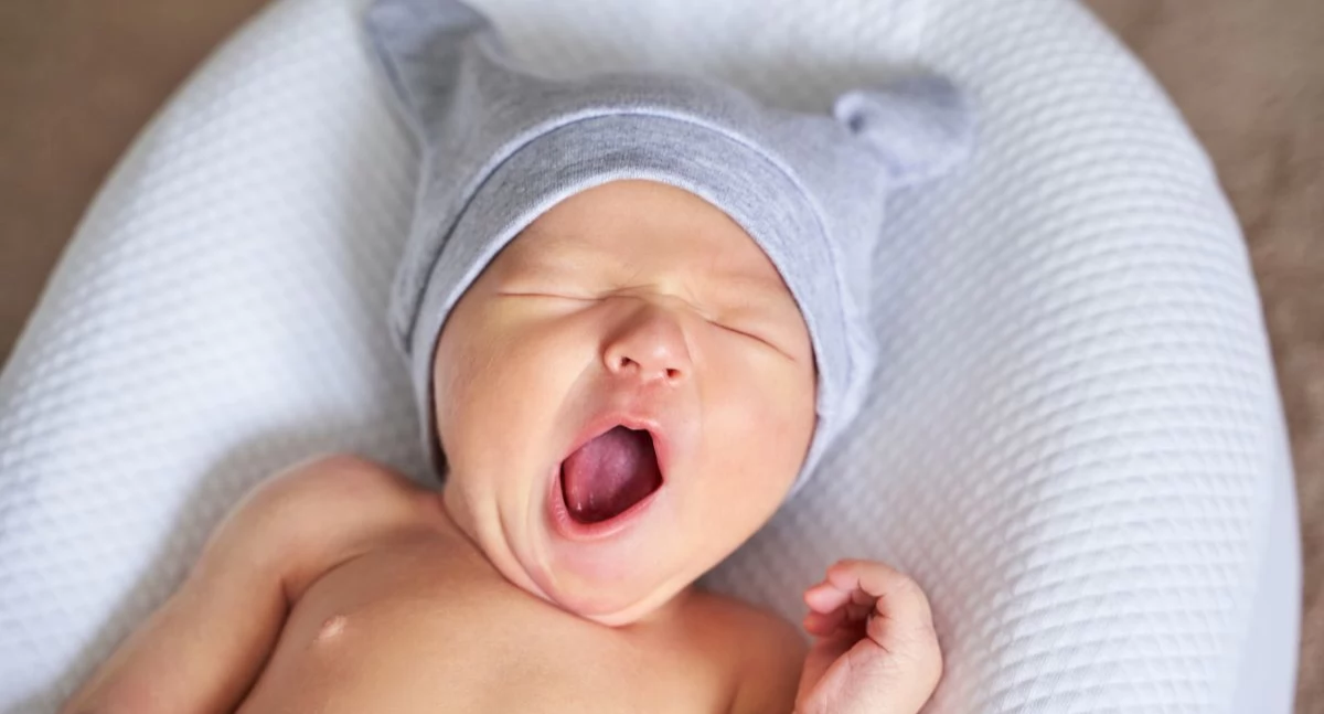 Jednym z najczęstszych zjawisk obserwowanych u noworodków i niemowląt jest asymetria ułożeniowa. Foto. Canva