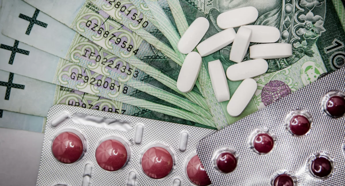 Apteki, farmacja, AOTMiT „Apteka Aptekarza” ekspertów raport pełen błędów który kosztuje pacjentów miliony - zdjęcie, fotografia